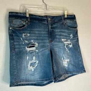 Maurice’s High Rise Med Wash Distressed Denim Short. Size 18W